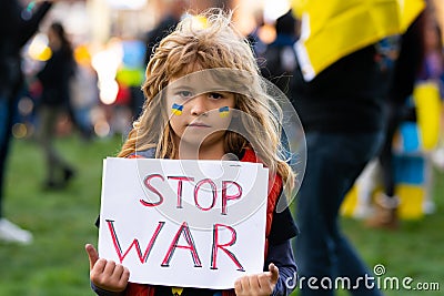 Board No war, Stop war. Little ukrainian patriot. No war with Ukraine. Ukrainian geopolitics globe crisis. Stock Photo