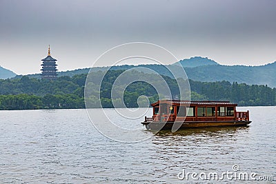 Boat cruising the West Lake in Hangzhou, China Stock Photo