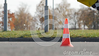 BOBRUISK, БЕЛАРУСЬ - 21-ОЕ ОКТЯБРЯ 2018: Конкуренция Karting, рефери развевая флаг финиша на финише, замедленном движении акции видеоматериалы BOBRUISK, БЕЛАРУСЬ - 21-ОЕ ОКТЯБРЯ 2018: Конкуренция Karting, рефери развевая флаг финиша на финише, замедленном движении акции видеоматериалы