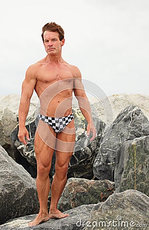 https://thumbs.dreamstime.com/x/bodybuilder-posing-speedos-21819245.jpg