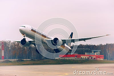 Boeing 777 Singapore Airlines Take off Editorial Stock Photo