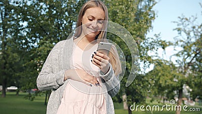 Mere De Attente Gay Mise A Ecouter De La Musique Et Des Ecouteurs Sur Le Ventre Partageant Amusee Avec Le Bebe Clips Videos Video Du Mignon Ventre