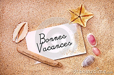 Bonnes vacances (meaning happy holiday) on a note on white beach sand Stock Photo