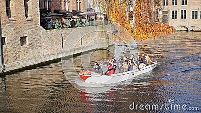 Bootsfahrt Zwischen Hausern Auf Dem Kanal In Den Bruggen Belgien Stock Footage Video Von Belgien Hausern 179998100