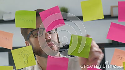Bordo di programma di ricordo della carta per appunti Gente di affari che si incontrano e note di Post-it di uso per dividere ide archivi video Bordo di programma di ricordo della carta per appunti Gente di affari che si incontrano e note di Post-it di uso per dividere ide archivi video