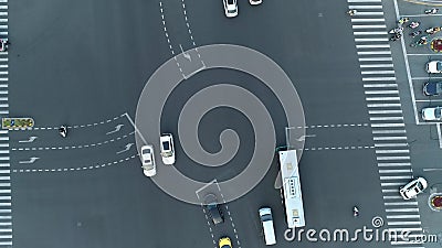Bourdon aérien tiré du carrefour dans la ville, les voitures et les autobus conduisant par l'avenue Au coucher du soleil L'appare banque de vidéos Bourdon aérien tiré du carrefour dans la ville, les voitures et les autobus conduisant par l'avenue Au coucher du soleil L'appare banque de vidéos