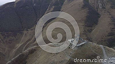 Bovenste landingsoverzicht van de oude georgiaanse kerk op het hoogland van de berg Kazbek stock videobeelden Bovenste landingsoverzicht van de oude georgiaanse kerk op het hoogland van de berg Kazbek stock videobeelden