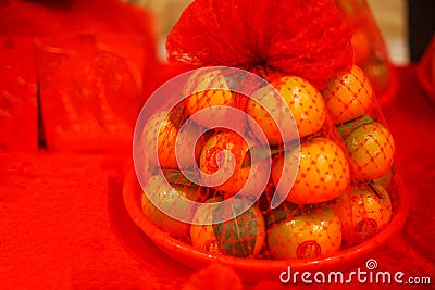 Bowl of Oranges with red stickers in Chinese character word meaning Happiness using as a gift for Chinese marriage proposal and en Stock Photo