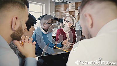 'brainstorming' ομάδας στο καθιερώνον τη μόδα σύγχρονο γραφείο σοφιτών Νέα multiethnic δημιουργική επιχειρησιακή συζήτηση υπαλλήλ απόθεμα βίντεο 'brainstorming' ομάδας στο καθιερώνον τη μόδα σύγχρονο γραφείο σοφιτών Νέα multiethnic δημιουργική επιχειρησιακή συζήτηση υπαλλήλ απόθεμα βίντεο