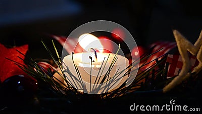 Brandende kaars en Kerstmisdecoratie over sneeuw en houten achtergrond, elegant schot met feestelijke stemming stock footage Brandende kaars en Kerstmisdecoratie over sneeuw en houten achtergrond, elegant schot met feestelijke stemming stock footage