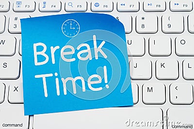 Break Time message on a blue sticky note on a gray computer keyboard Stock Photo