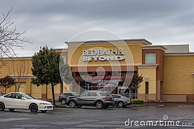 Brentwood, CA USA January 05 2023: Bed Bath and Beyond Store with a closing sign Editorial Stock Photo