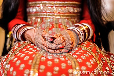 Bride's hand with henna and bangles, punjabi wedding Stock Photo