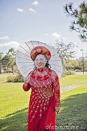 https://thumbs.dreamstime.com/x/bride-wearing-vietnamese-ao-dai-smiling-traditional-wedding-dress-hat-parasol-52355462.jpg