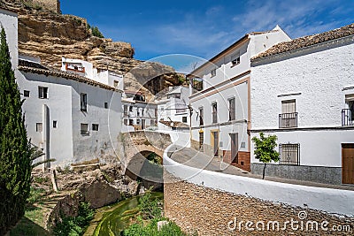 Bridge over Trejo River and rock overhangs - Setenil de las Bodegas, Andalusia, Spain Stock Photo