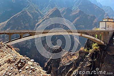 Brigde in central part of Tiger Leaping Gorge in Yunnan, Southern China Stock Photo