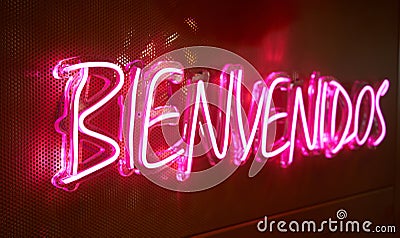 bright neon sign with the inscription welcome in spanish Stock Photo