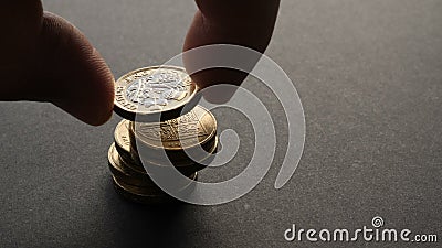 Británicos constructivos una pila de la moneda de la libra esterlina Británicos constructivos una pila de la moneda de la libra esterlina