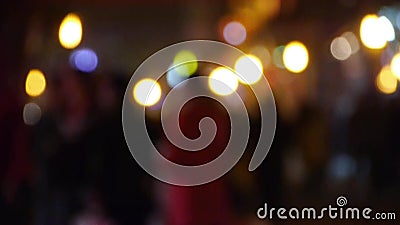 Brouillez la silhouette occupée de foule et le cercle de lampe au néon sur la rue d'affaires la nuit banque de vidéos Brouillez la silhouette occupée de foule et le cercle de lampe au néon sur la rue d'affaires la nuit banque de vidéos