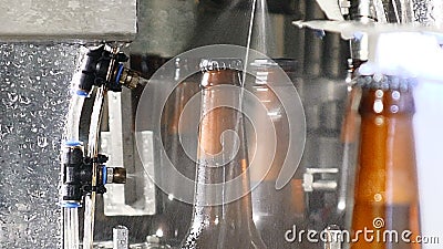 Brouwerijconcept De fabriek van het bier Automatische Bier Bottellijn Sluit omhoog geschoten van laatste zinsnede van de producti stock footage Brouwerijconcept De fabriek van het bier Automatische Bier Bottellijn Sluit omhoog geschoten van laatste zinsnede van de producti stock footage
