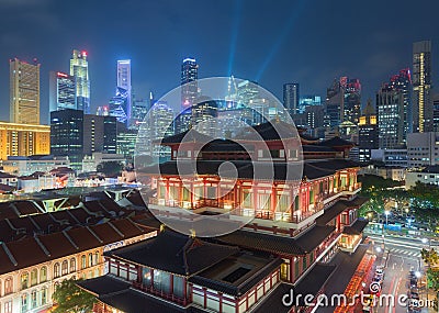 The Buddha Tooth Relic Temple at night in Singapore Chinatown Stock Photo