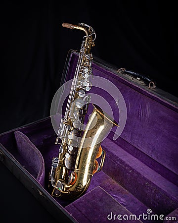 Buescher Alto Sax, Gold Lacquered in Deep Purple Velvet-Lined Hard Case side 1 Stock Photo