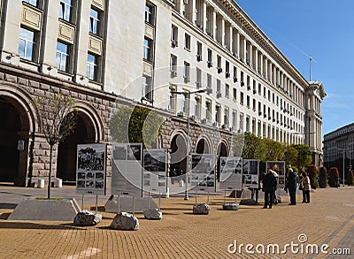 The building of the Bulgarian Council of Ministers and a photo e Editorial Stock Photo