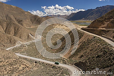 Bus on a road high on the Tibetan Plateau Stock Photo