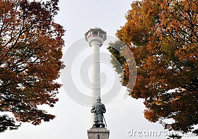 Busan tower & statue of Admiral Yi Sun-shin in Yongdusan park, Busan, South Korea Stock Photo