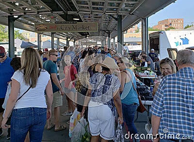 Busy farmer market on weekend Kansas city Editorial Stock Photo