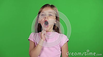 Bâillements de petite fille Écran vert Mouvement lent clips vidéos Bâillements de petite fille Écran vert Mouvement lent clips vidéos
