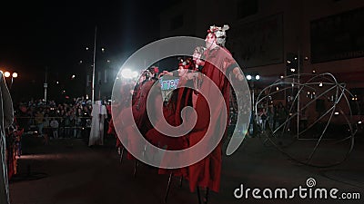 Cabaret aussehender Tanz von Stelzenläufern bei Nachtausstellung stock footage Cabaret aussehender Tanz von Stelzenläufern bei Nachtausstellung stock footage
