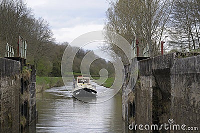 Canal boat approaching Ecluse 37 Moulin Brule, Les Rompees, Saint-Didier, Nievre, Burgundy Stock Photo