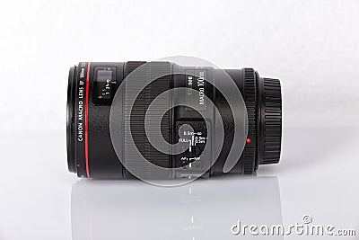 Canon EF 100mm f / 2.8L Macro IS USM lens Editorial Stock Photo