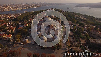 Cantidad aérea de Hagia Sophia en la ciudad de Estambul Tiro asombroso 4K Cantidad aérea de Hagia Sophia en la ciudad de Estambul Tiro asombroso 4K