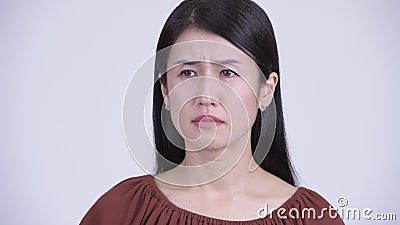 Cara da mulher asiática triste que olham deprimida e do grito vídeos de arquivo Cara da mulher asiática triste que olham deprimida e do grito vídeos de arquivo