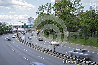 Cars on FDR Drive along East River with a view on lower Manhattan Stock Photo