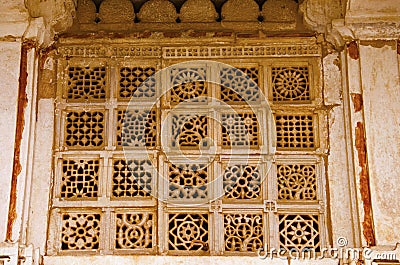 Carved jali on the outer wall of Sarkhej Roza, mosque and tomb complex. Makarba, Ahmedabad, Gujarat Stock Photo