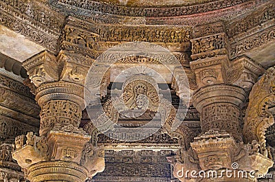 Carved pillars and ceiling of the Sun Temple. Built in 1026 - 27 AD during the reign of Bhima I of the Chaulukya dynasty, Modhera, Stock Photo