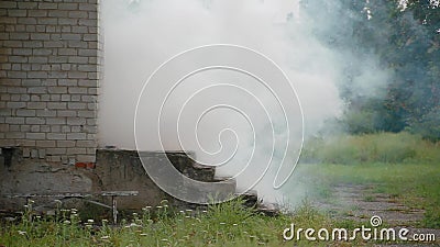 Casa de ladrillo blanco con porche de donde sale humo blanco, peligro de incendio en las casas y explosión de gas metrajes Casa de ladrillo blanco con porche de donde sale humo blanco, peligro de incendio en las casas y explosión de gas metrajes