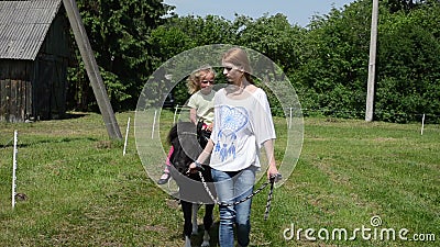 A cavallo giro del cavallino della ragazza A cavallo giro del cavallino della ragazza