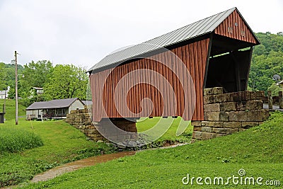 Center Point covered bridge over McElroy Creek Stock Photo