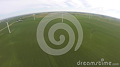 Champ alternatif de ferme de vert de puissance d'énergie éolienne d'écologie avec la grande turbine blanche de moulin à vent dans banque de vidéos Champ alternatif de ferme de vert de puissance d'énergie éolienne d'écologie avec la grande turbine blanche de moulin à vent dans banque de vidéos