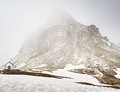 Chapel below The Torre di Toblin. Chiesetta Alpina, Tre Cime trail. Small white chapel in Tre Cime, Dolomites Mountains, Italy Stock Photo