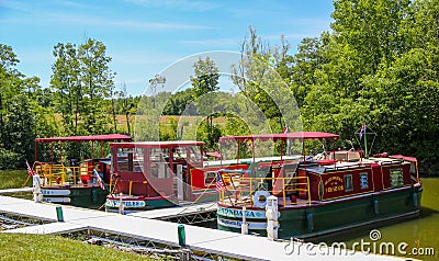 A charter boat with vacationers at Mid Lakes Marina on the Erie Canal in Upstate New York Editorial Stock Photo