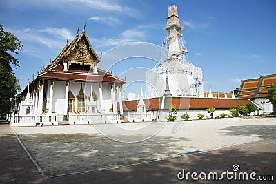 Chedi and ubosot of Wat Phra Mahathat Woramahawihan in Nakhon Si Thammarat, Thailand Stock Photo