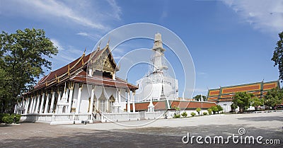 Chedi and ubosot of Wat Phra Mahathat Woramahawihan in Nakhon Si Thammarat, Thailand Stock Photo