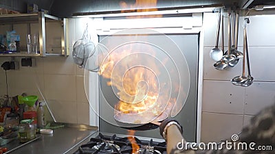Chernivtsi, Ucrania - 20 de agosto de 2019: Chef Preparando Un Plato Al Estilo Flambe almacen de video Chernivtsi, Ucrania - 20 de agosto de 2019: Chef Preparando Un Plato Al Estilo Flambe almacen de video