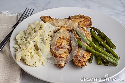 chicken tenders with sauteed green beans and mashed potatoes Stock Photo