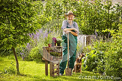 Résultat de recherche d'images pour "travaux de jardin chapeau de paille"